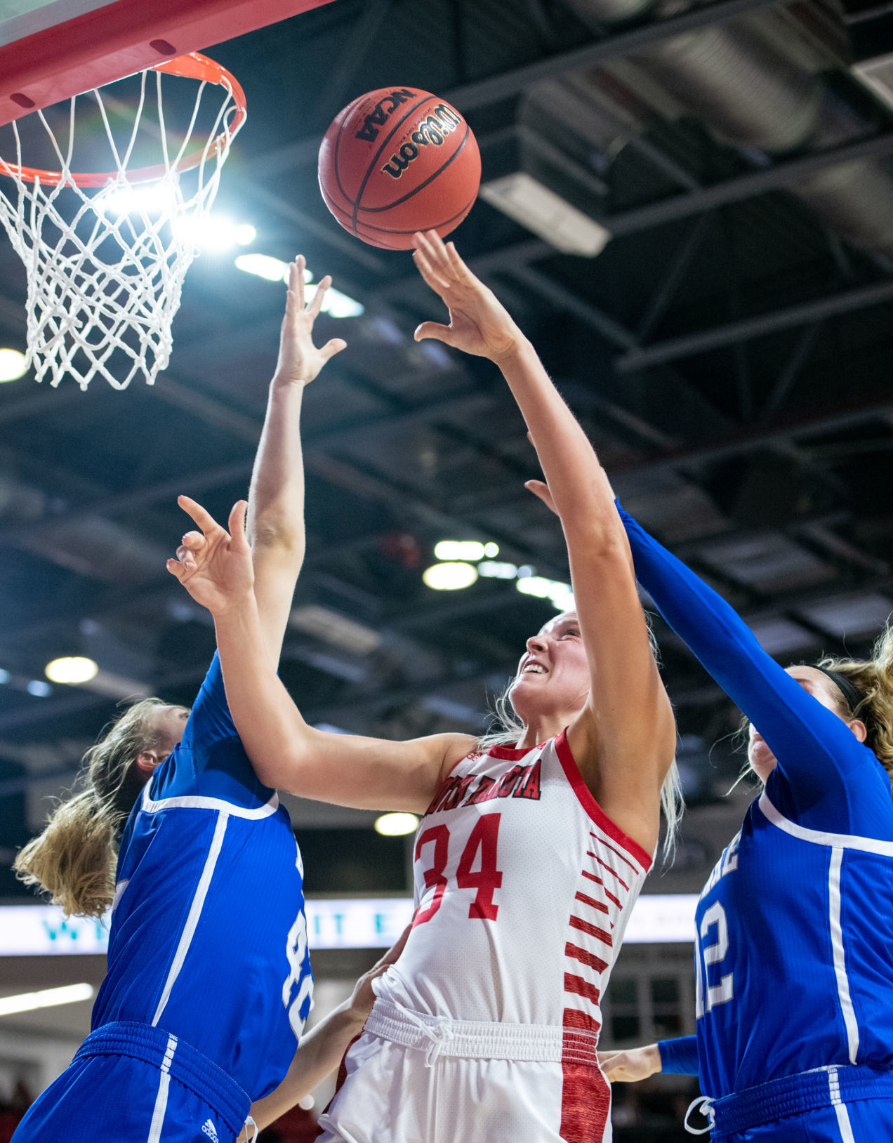 South Dakota Coyotes play Drake Bulldogs